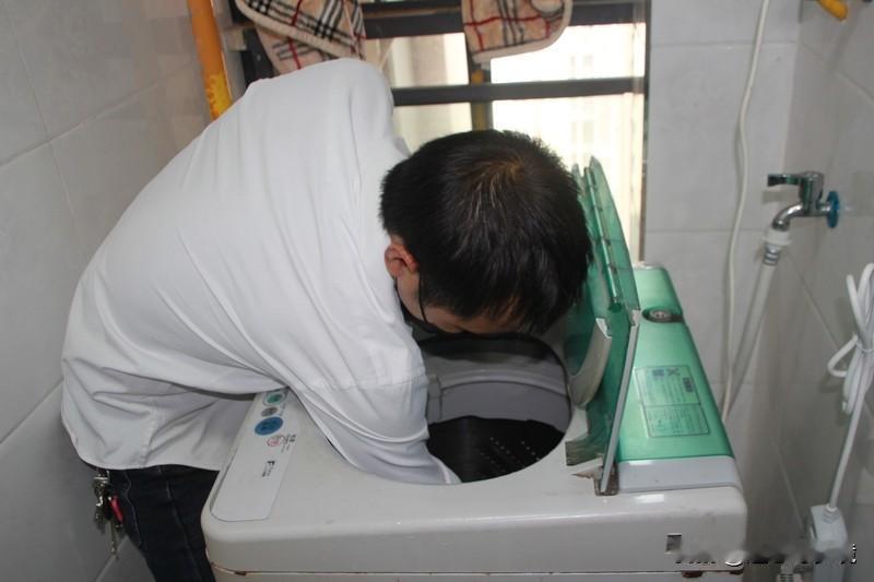 女子洗完衣服发现猫咪在洗衣机里 家人们谁懂啊！有女子洗完衣服准备拿出来，竟发现猫