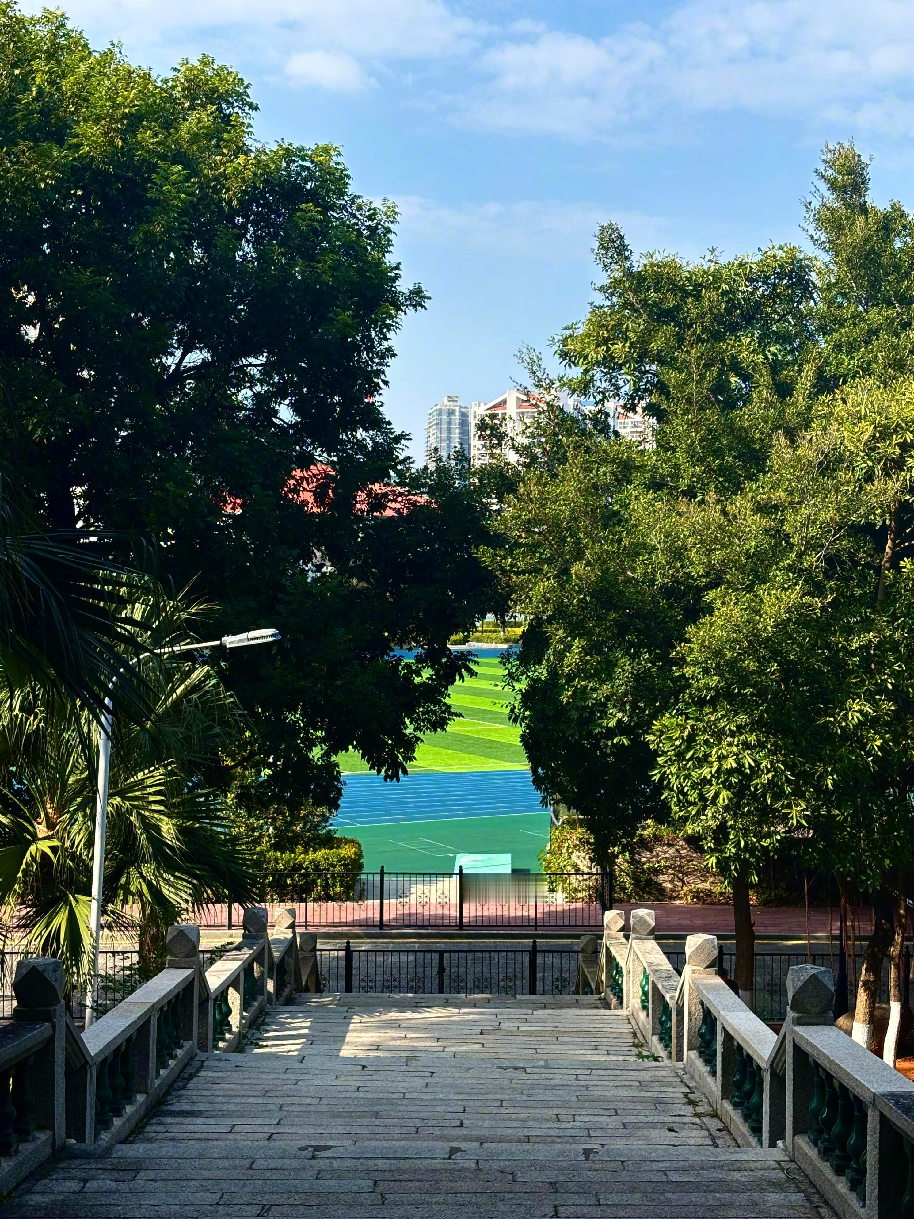 下大学倒计时开始距离暑假还有一周📆左右，感觉心里的开心要溢出来了，拉上舍友去球