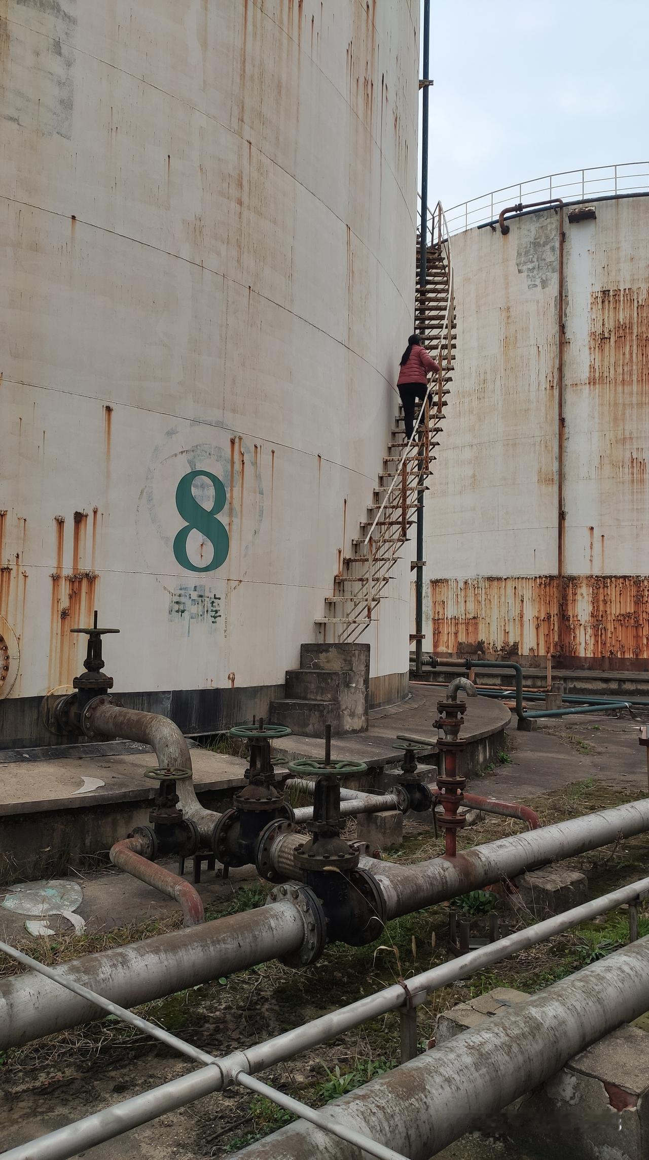 像这种报废了的可燃物体储存罐，拆除的时候是禁止动火的，储存罐内还有很多管道和阀门