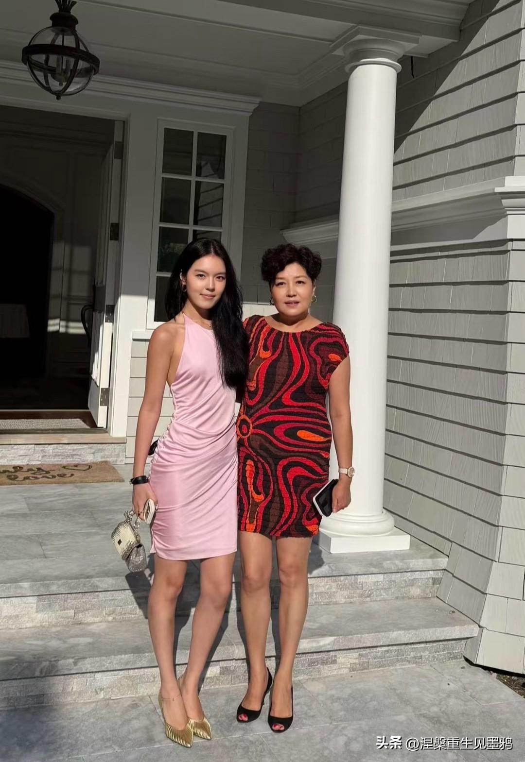 李咏老婆哈文晒母女同框近照，24岁法图麦穿粉裙身姿窈窕，状态太亮眼

知名导演哈