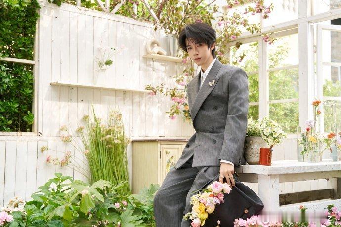 贺峻霖装了一包花贺峻霖把春日美好装进口袋，贺峻霖一身清爽亮相，主持状态让人期待值