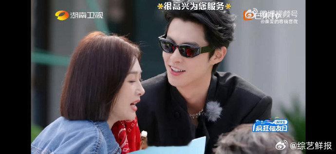 王鹤棣把刷碗手套戴出大片感亲爱的客栈王鹤棣在节目里戴刷碗手套的样子又帅又可爱，接