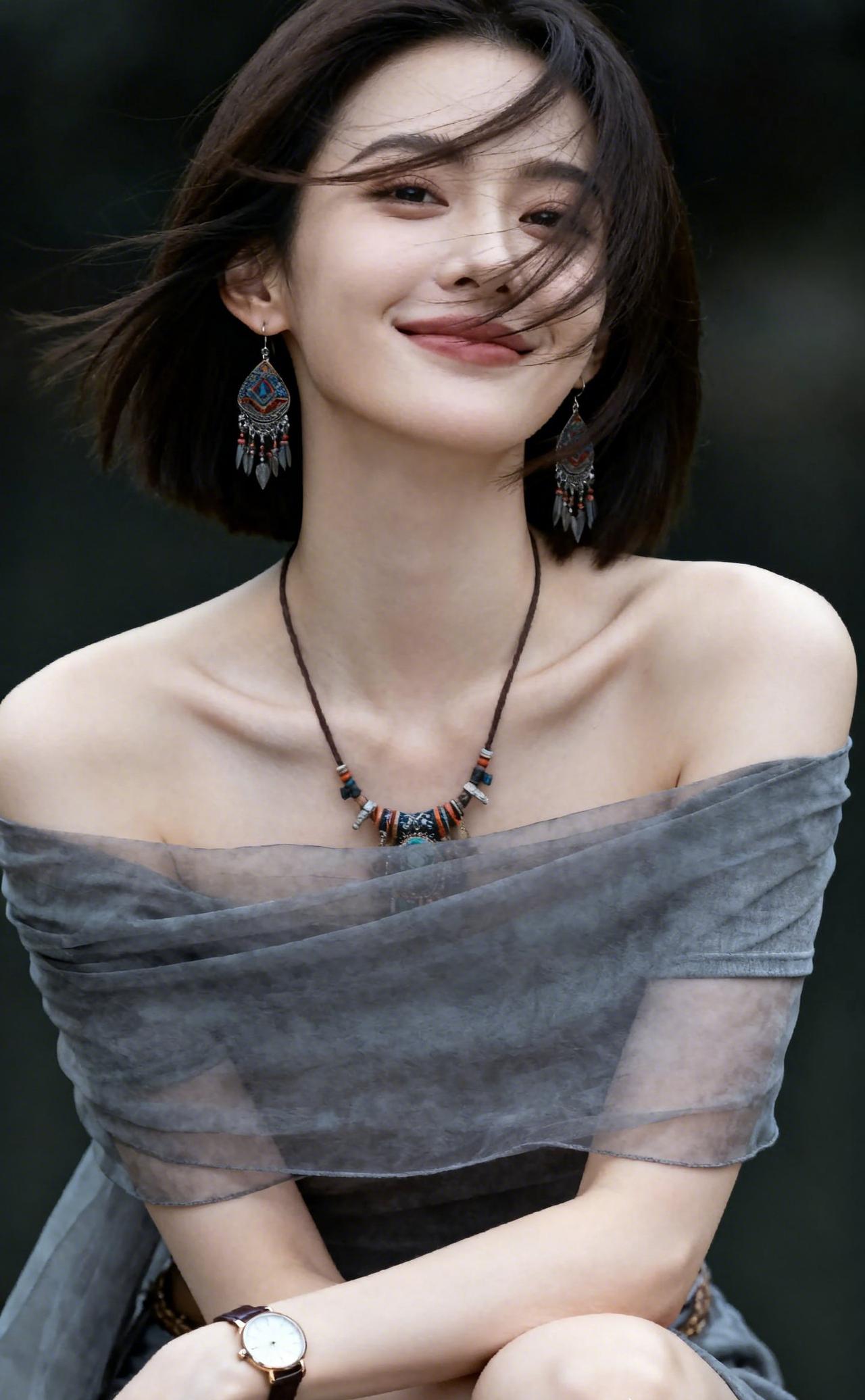 微风拂过发丝，纱衣也染上了温柔的气息