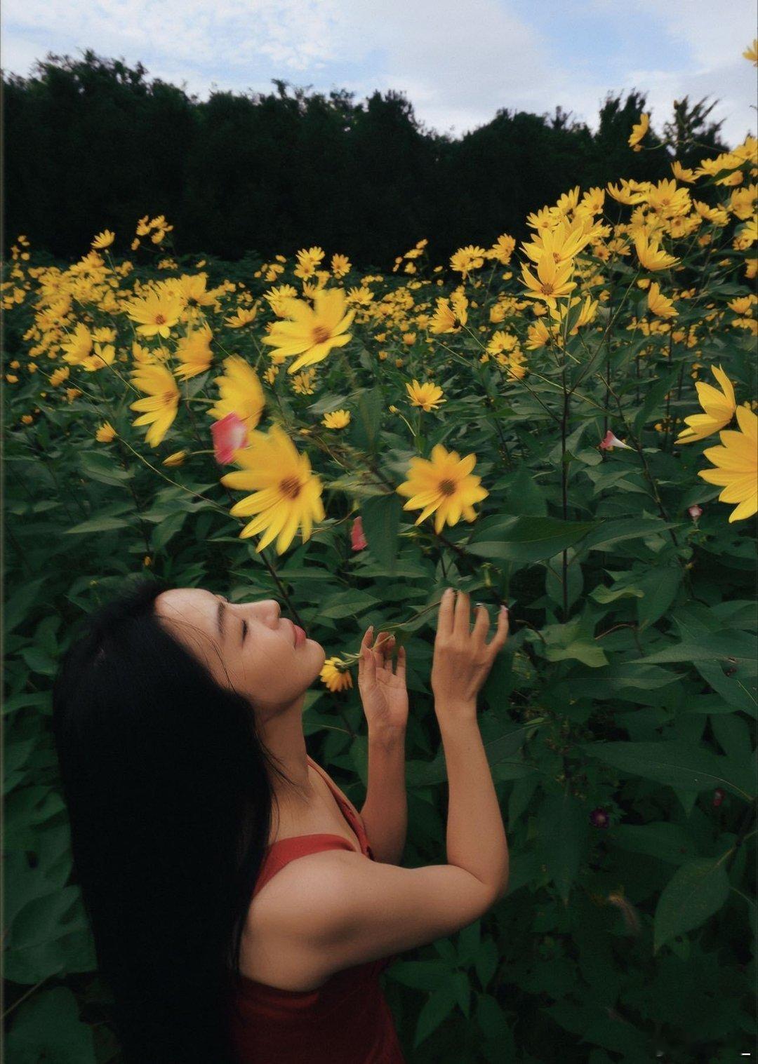 李菲儿美得好有生命力一袭红裙的李菲儿太绝！生日照满是明媚，那份由内而发的松弛感超