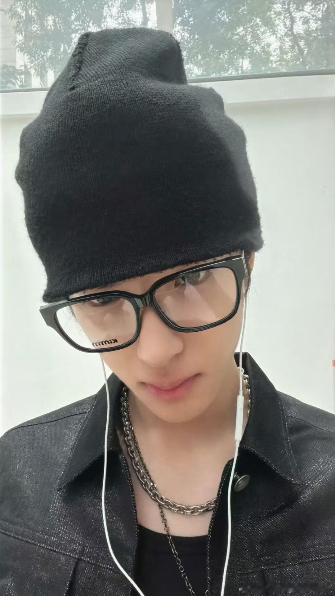 张峻豪冷帽黑框眼镜 ​​​潮男出街～张峻豪的穿搭永远不会让人失望，这套也太好看了