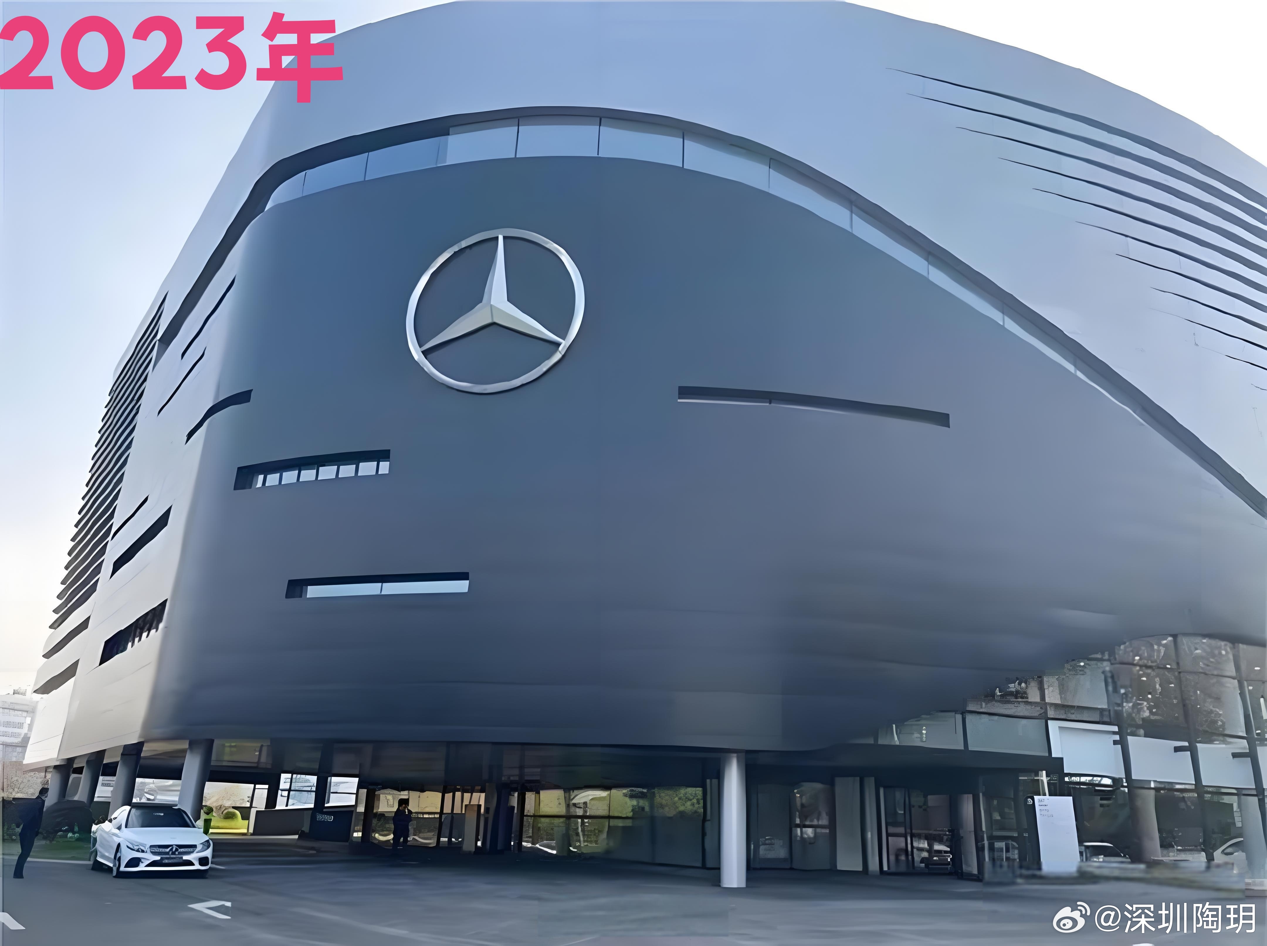 长沙，最大的奔驰4S店关闭，已经改卖问界。世界在悄悄改变，而公知还如温水中的青蛙