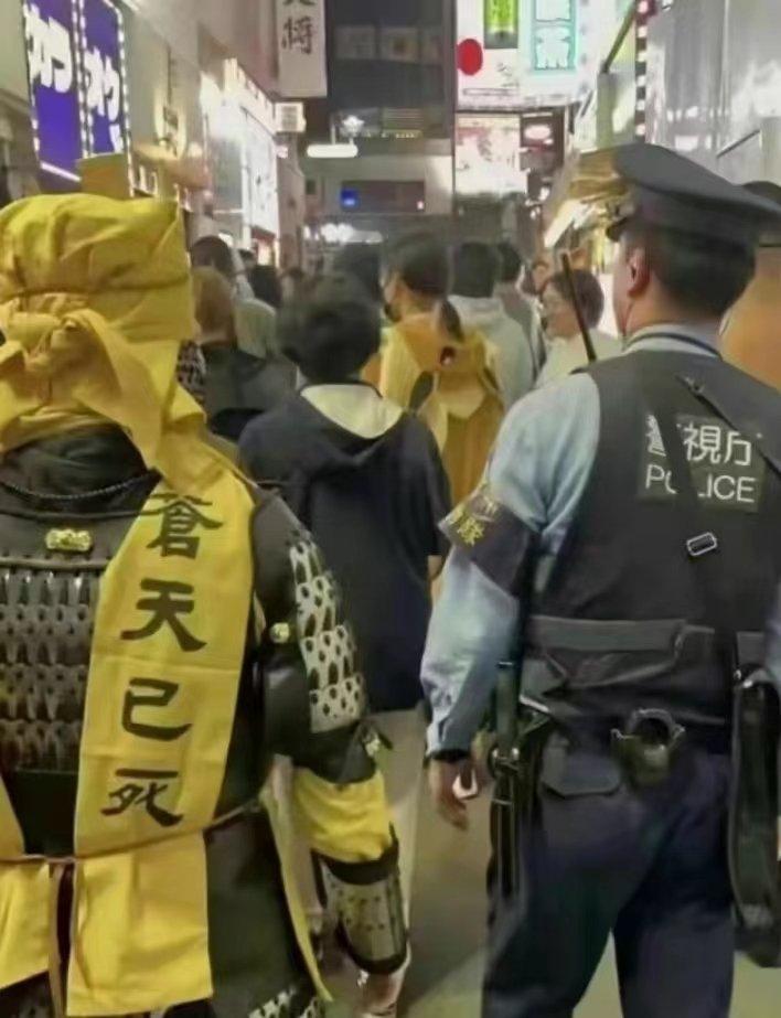笑死，日元贬值，物价高涨，日本老百姓开始cos黄巾军了 ​​​
