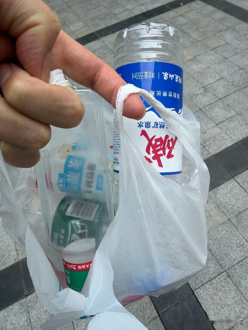 7月29日，上海野生动物园公交站点，游客花10元从一名八旬老太手中买下两瓶矿泉水