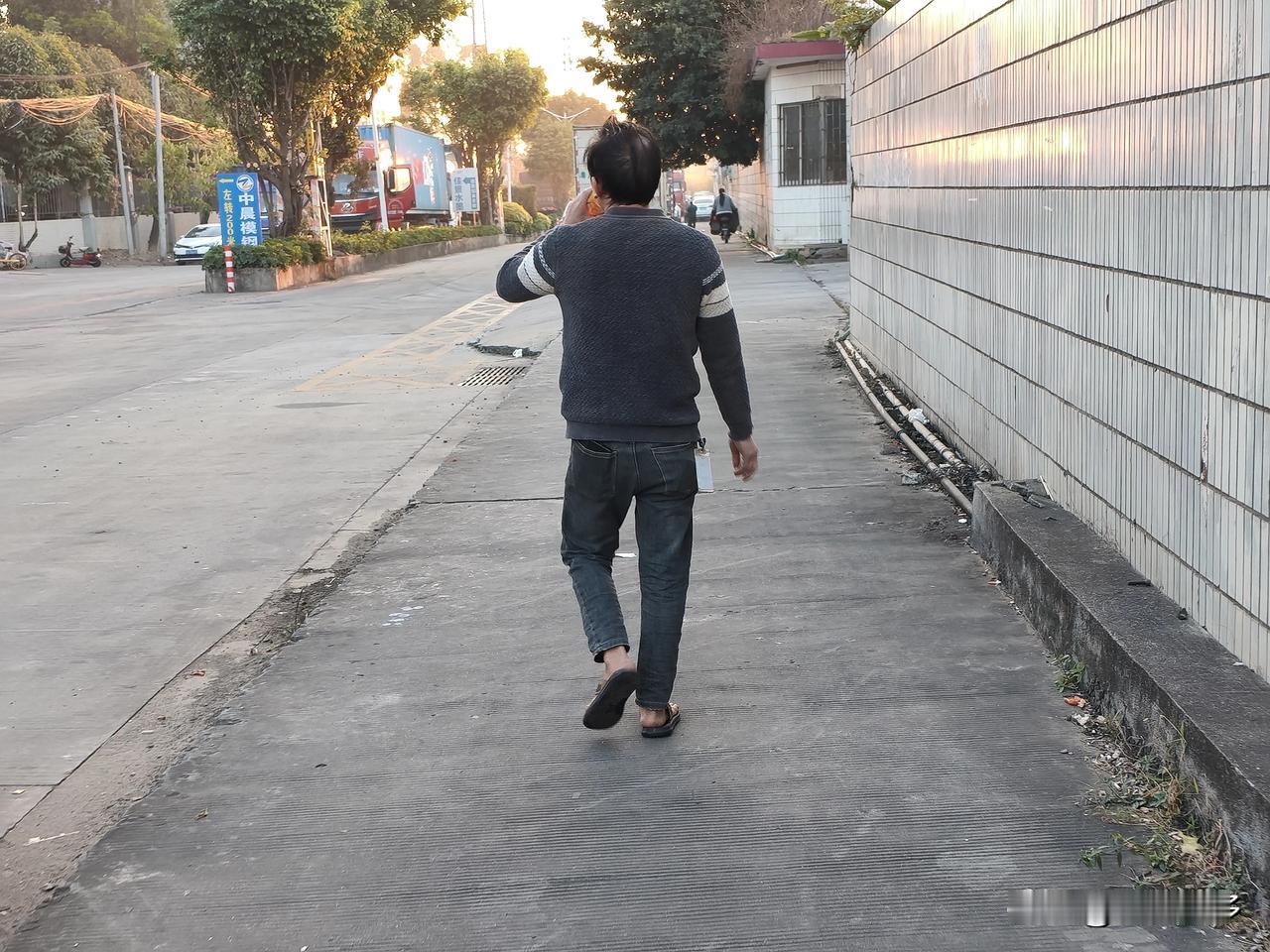 记录我的2026看见打工仔早晨喝了一瓶500亮升东鹏特饮，下午上班路上又见他拿着