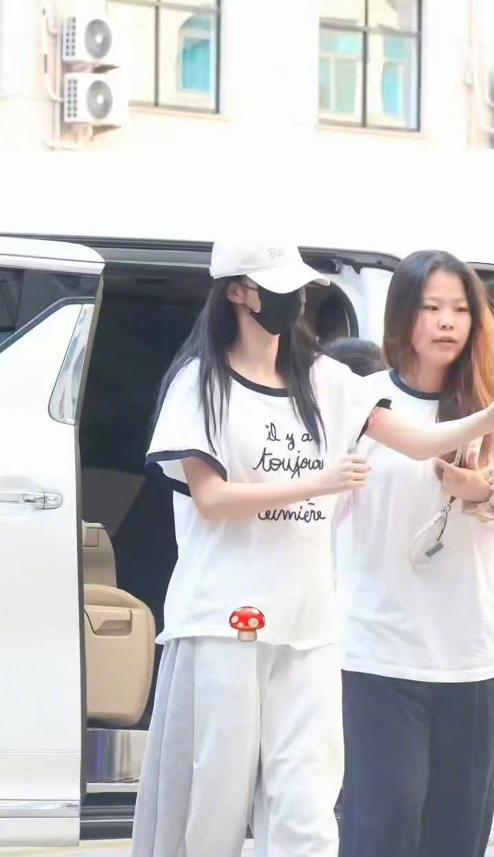 王楚然被扶着走路一瘸一拐 看着被工作人员搀扶、走路一瘸一拐的路透真的揪心，再忙的