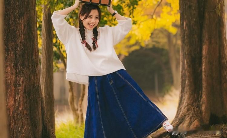 男人一眼看上就放不下的女人，无非是这几种：
1、自带松弛感的女人，让人相处舒服；
