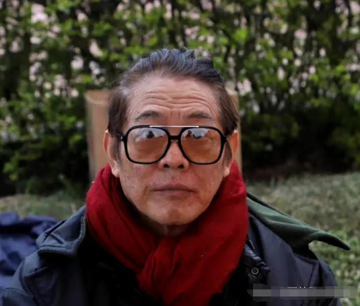 利智陪同李连杰及女儿在尼泊尔礼佛，
两人打扮朴素，从着装到神态越来越有夫妻相，6