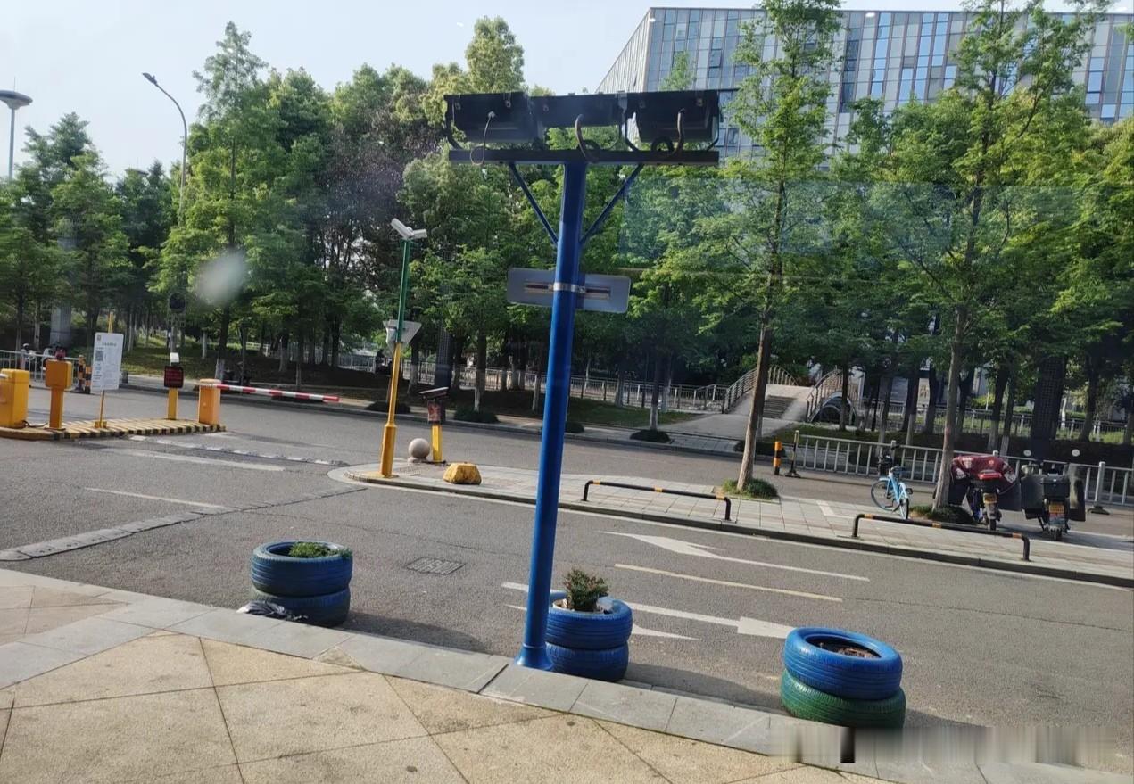 朋友跟我诉苦，她说他们公司的人事经理，什么都要管一下。甚至连运营部的事情，也要指
