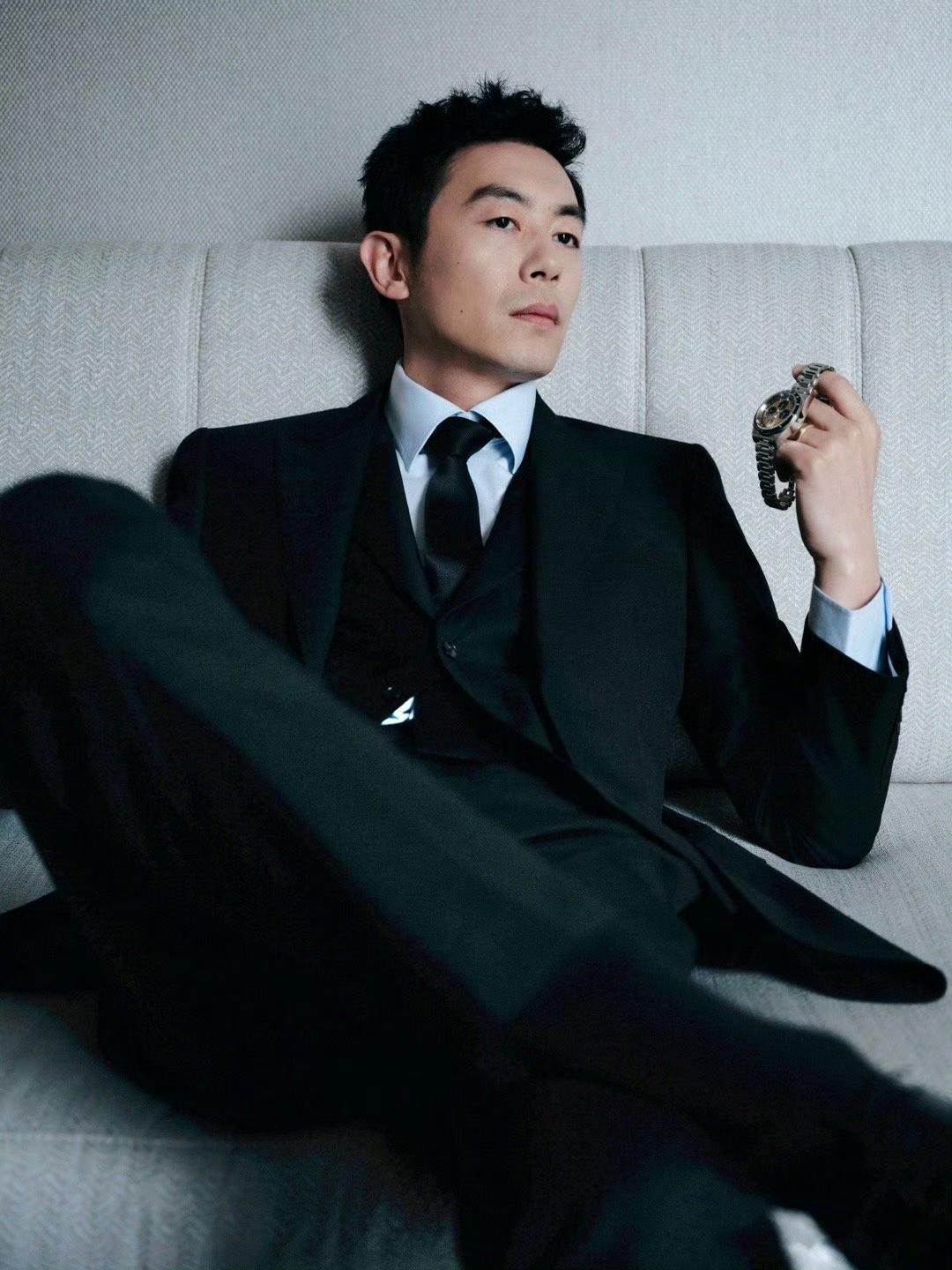 三十五岁以后，人生就像闯关游戏，得换个玩法。别死磕那份“手停口停”的稳定工资，时