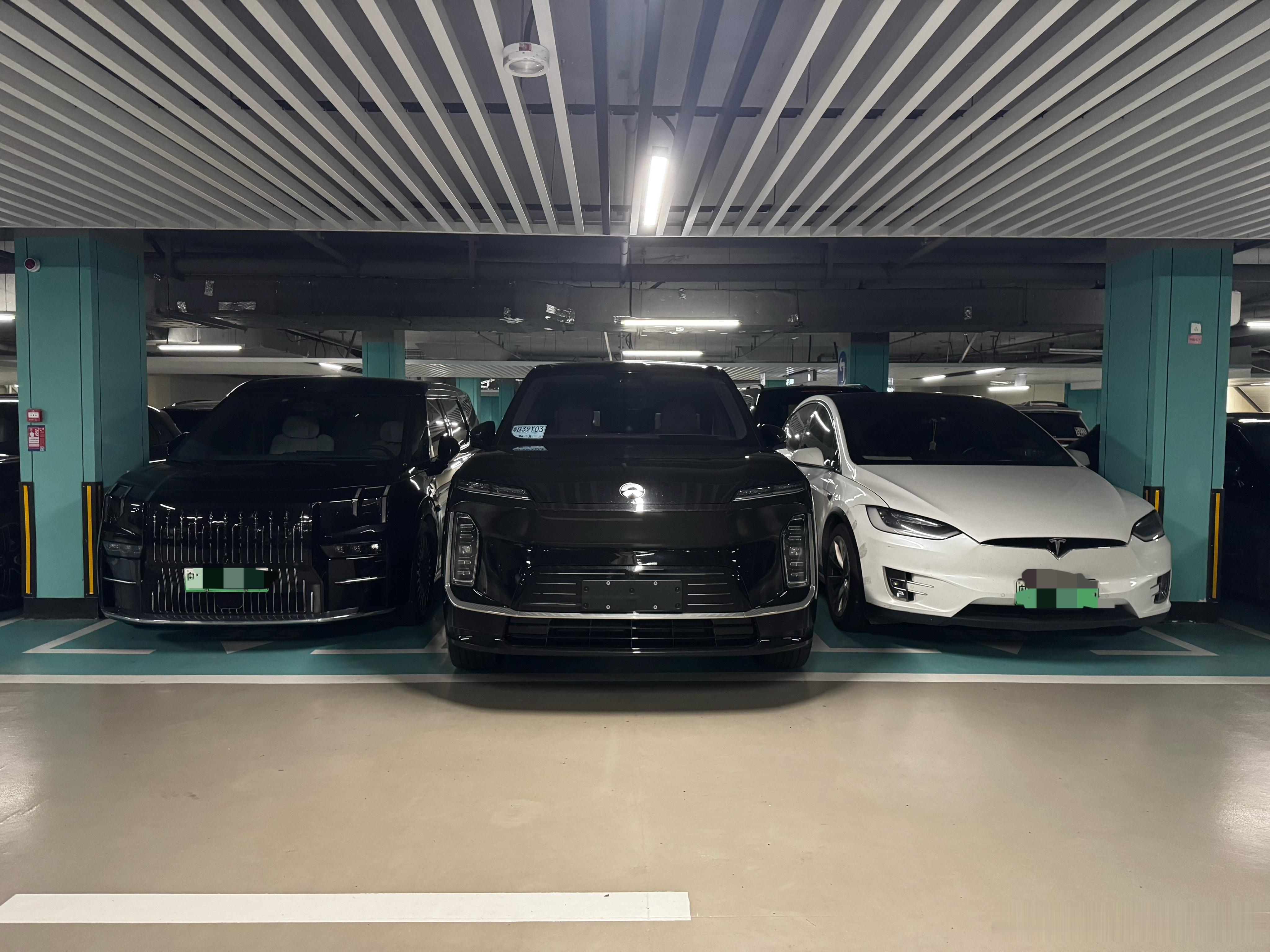 小区看到一台蔚来es9 ，这个尺寸这个气场大家给几分？