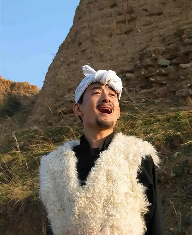 阿宝曾是《星光大道》年度总冠军，以“农民身份”、白头巾羊皮坎肩的草根形象火遍大江