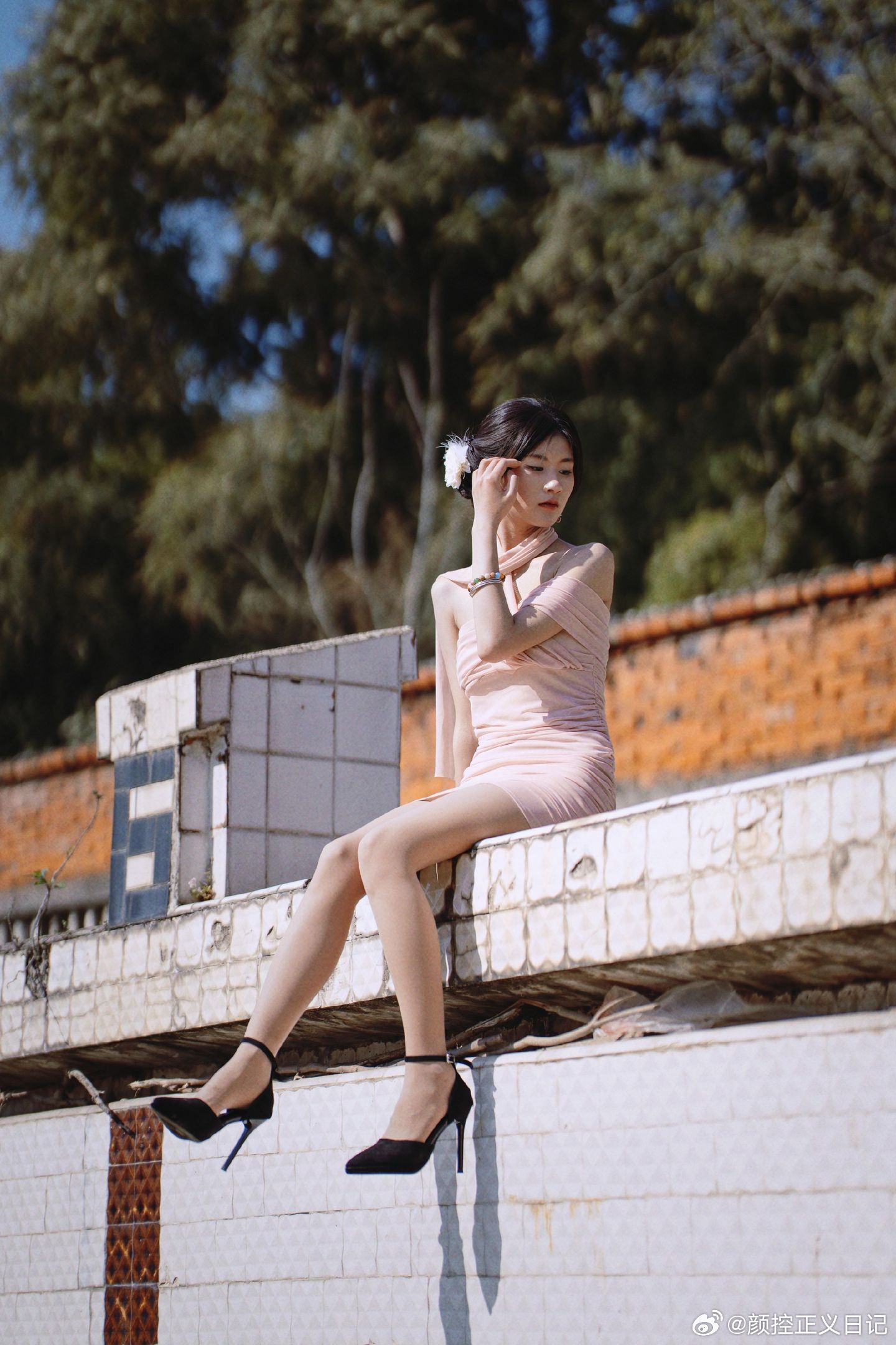 轻熟女神范儿 乡野气质美女