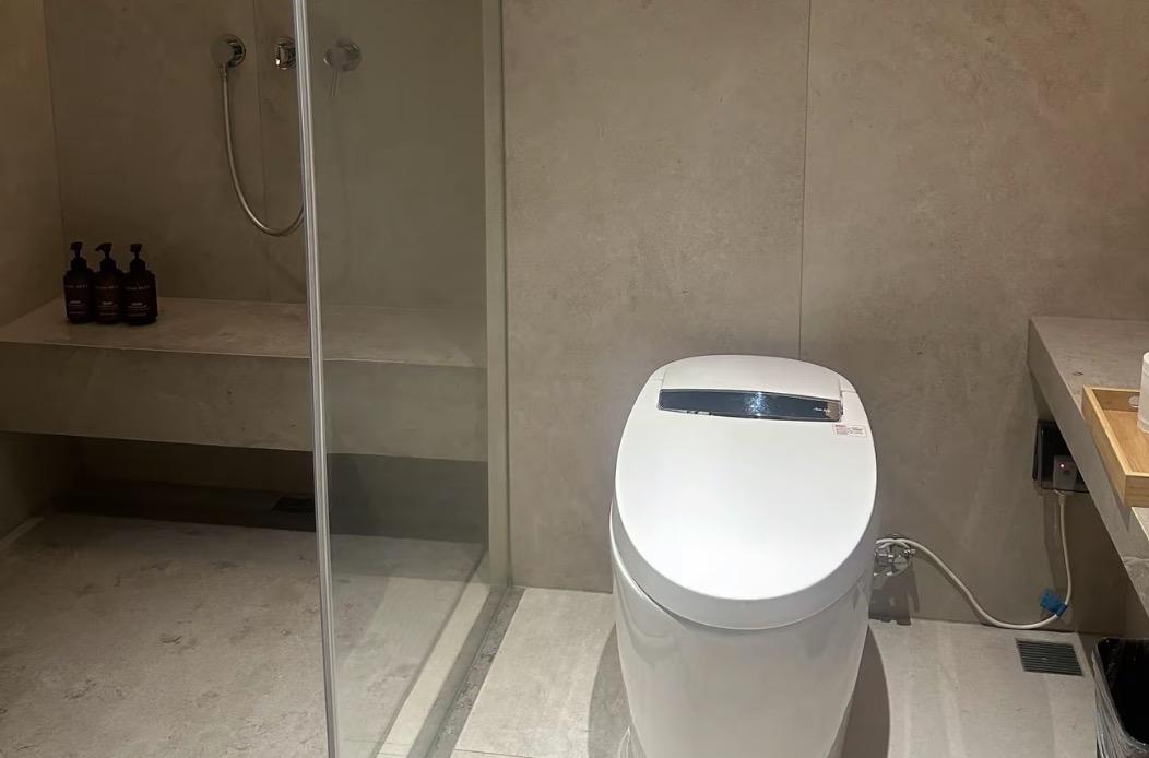 上酒店借个厕所被收30块，这泡尿可真够贵的！
5月27日浙江杭州一女子，在外边的