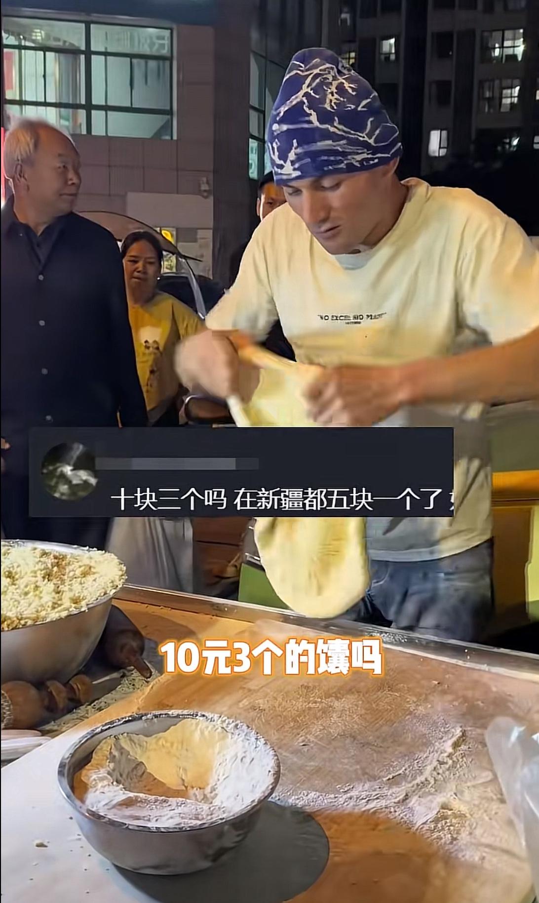 这个阿达西真是太实在了，在西安卖馕比在新疆本地价格还要便宜。

一个两斤重的馕十