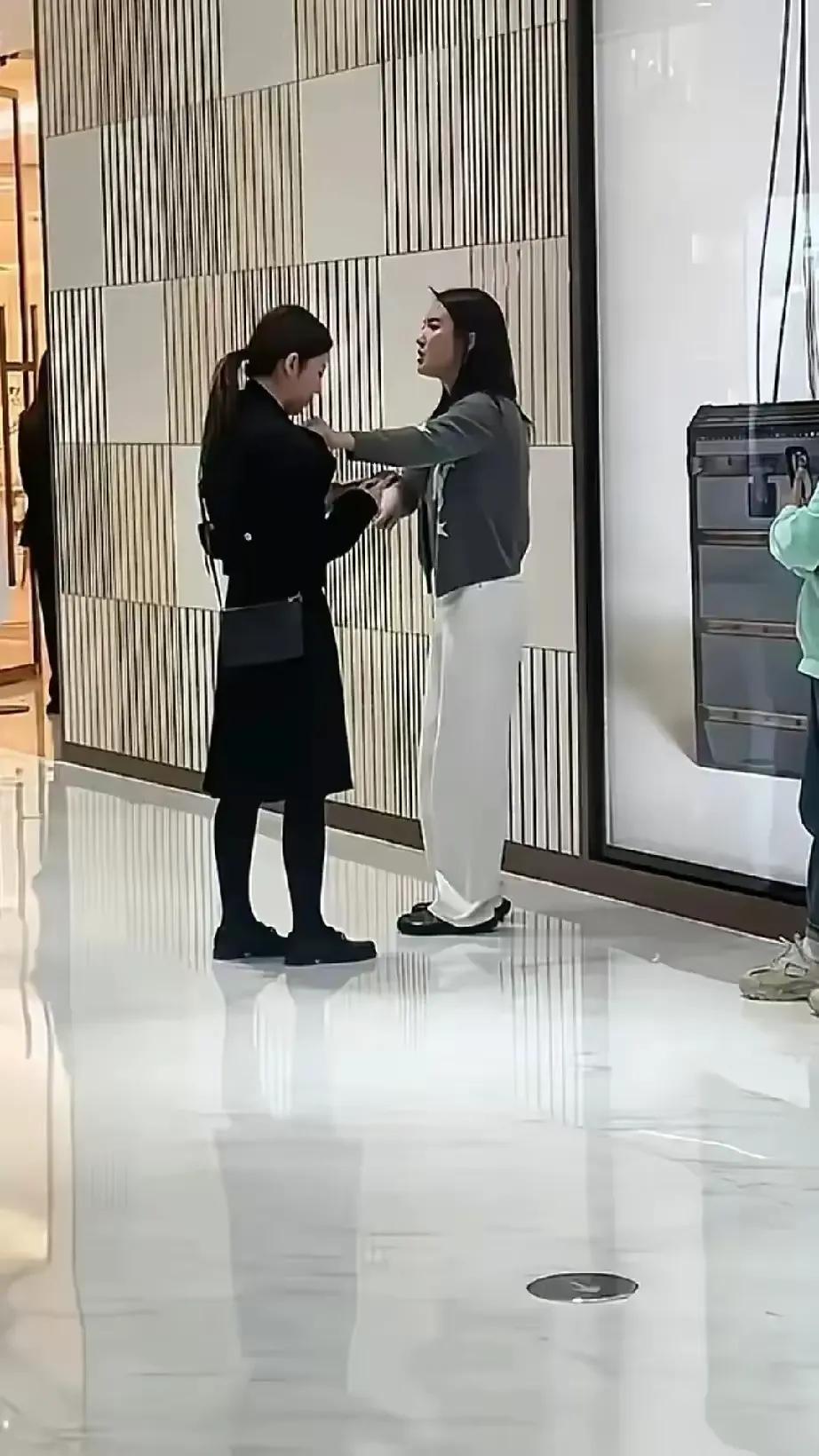 合肥Lv女销售和男顾客聊骚，被原配发现堵在商场质问，4个万万没想到：

1、没想