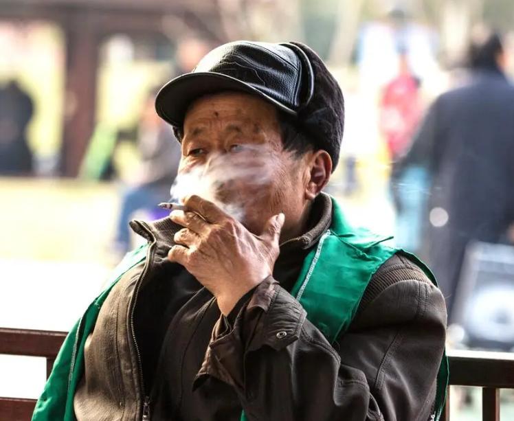 男子查出癌症1个月，还是拒绝手术，接着抽烟打牌：命由我决定！

肖大叔，一个55