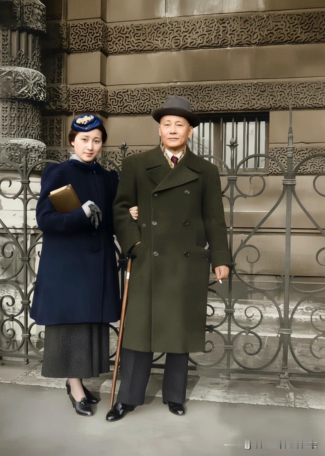 这是1936年钱学森的夫人蒋英与她的父亲蒋百里在法国巴黎参观卢浮宫时留下的一张珍