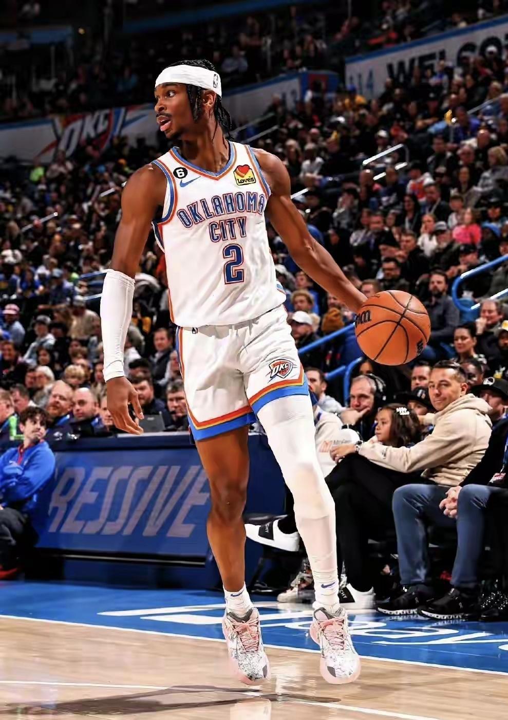 亚历山大今天又是踩着20分的线延续记录。快别说不在乎数据，只在乎球队胜利了。
今