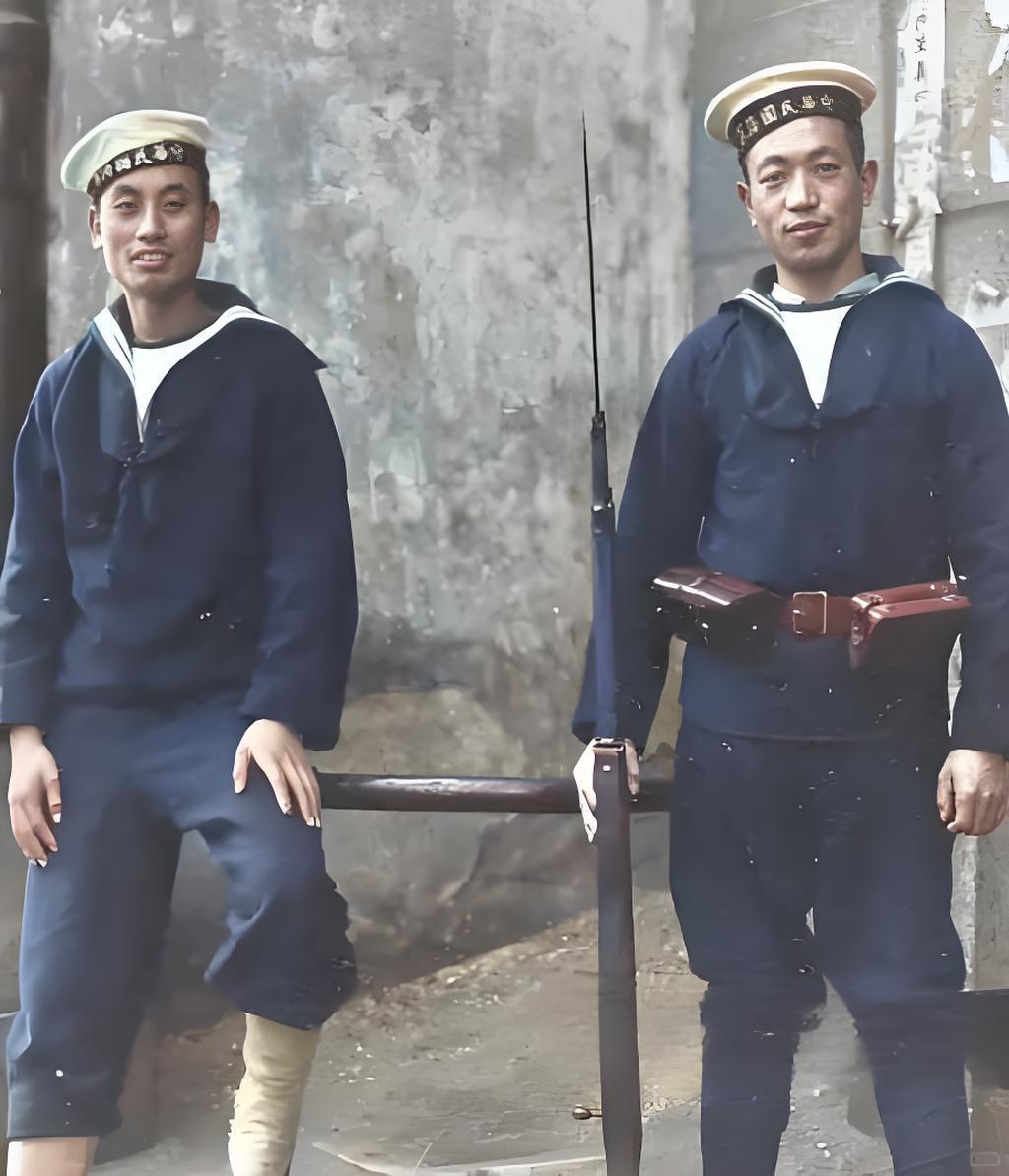 这张老照片，是抗战时候咱中国海军的水兵。俩人帽子上都有“中华民国海军”的字儿，穿