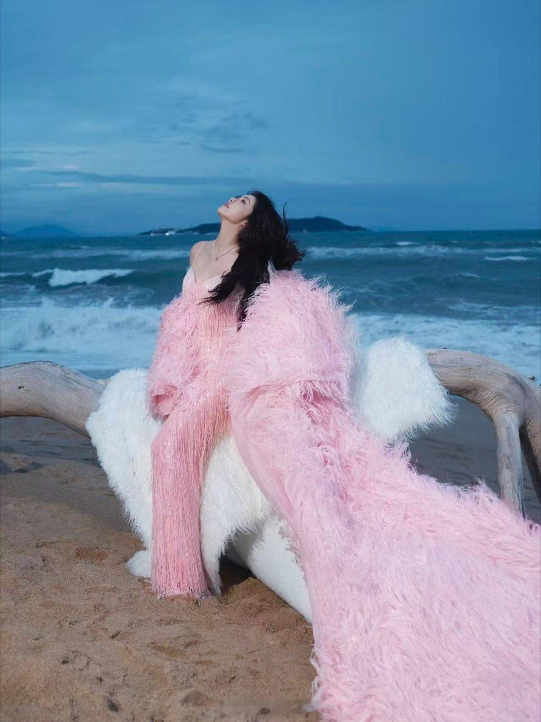 蔡文静粉色流苏裙蔡文静和粉色的适配度也太超过了！一袭粉色流苏裙直接和大海的蓝色形