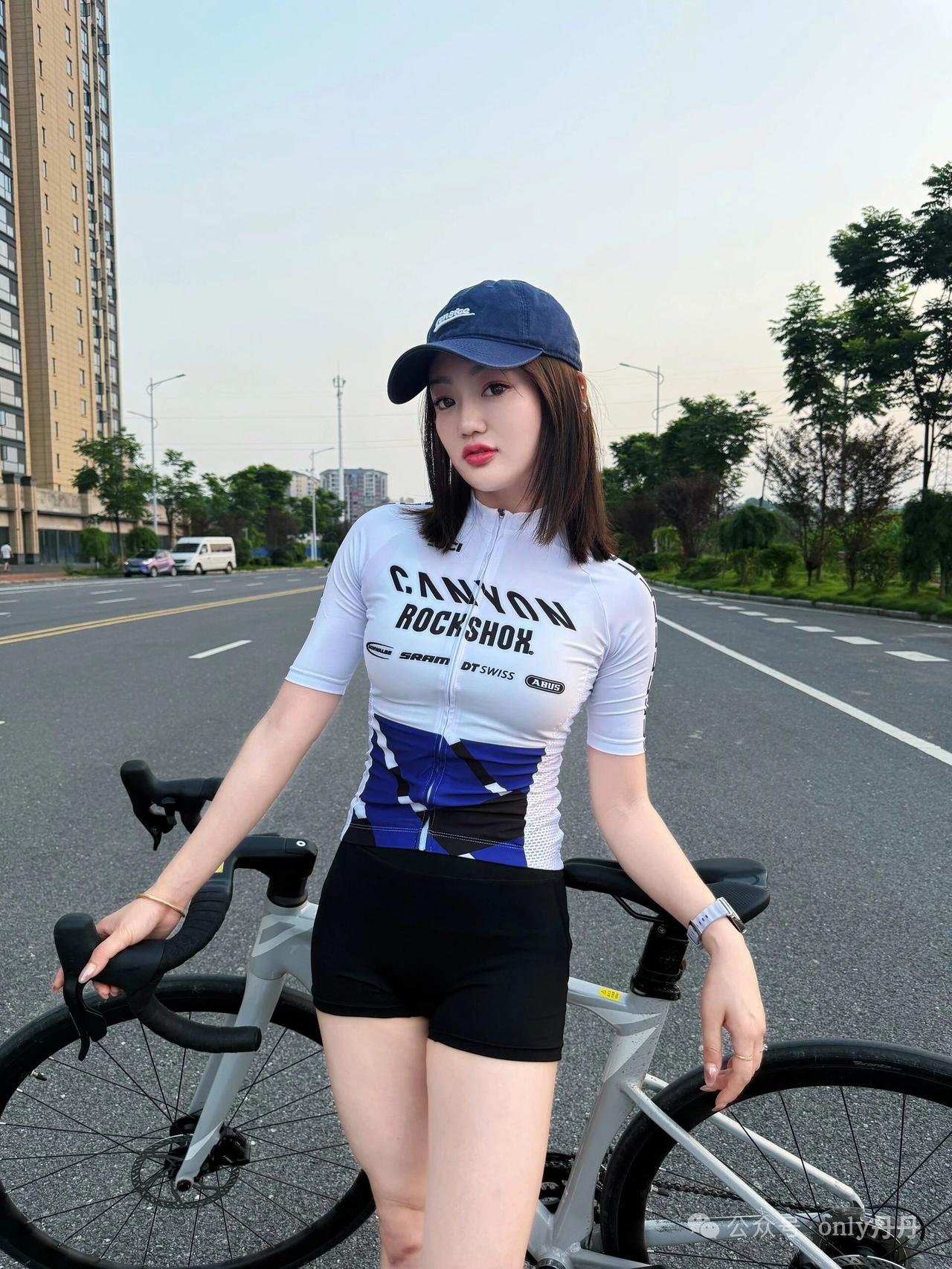 90.00后为什么恐婚恐育？真相让60.70后沉默我妈最近又在催我了：
“生一个
