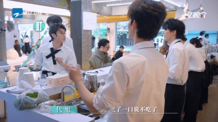 李雾没吃过的剩饭让周柯宇吃上了拼椅子、当牛马、炫剩面，李雾没遭的罪全让周柯宇受了