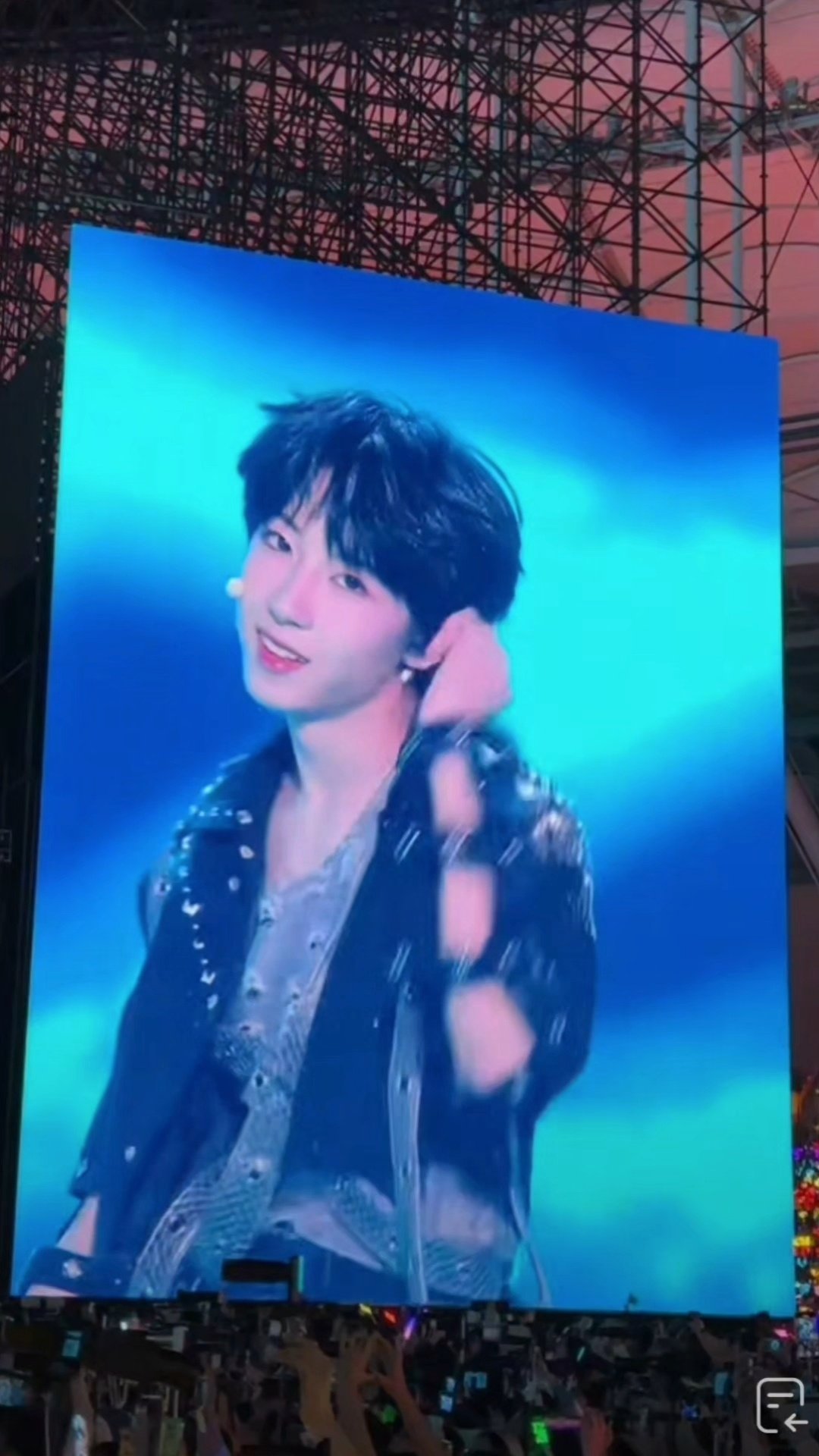 杨博文这句yeah唱爽了对对对 就要这种感觉。 