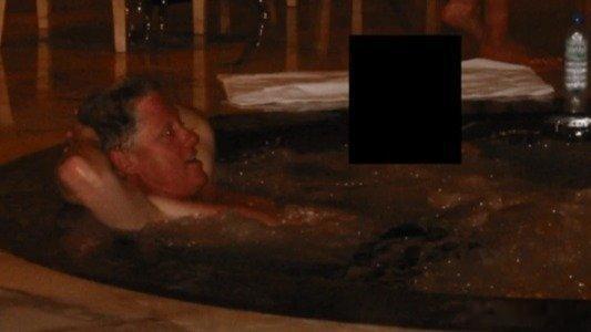 凤凰新闻【新一批爱泼斯坦档案公布，含克林顿大尺度照片，白宫发言人：我的天呐】美国