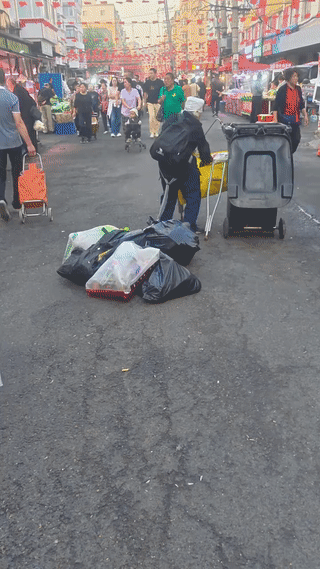 网友在大街上拍到一位拄着拐的老奶奶一个人在街上捡拾废品！
本来就行动不便的老奶奶