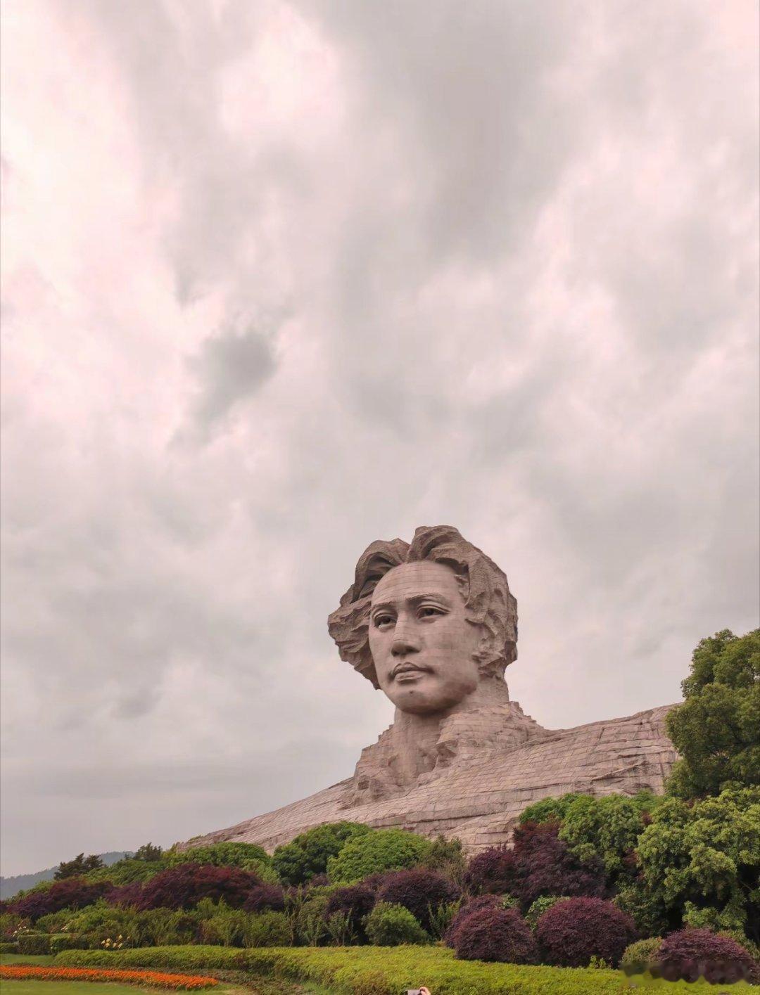风雨如磐九州暗，你为华夏擎起了天 