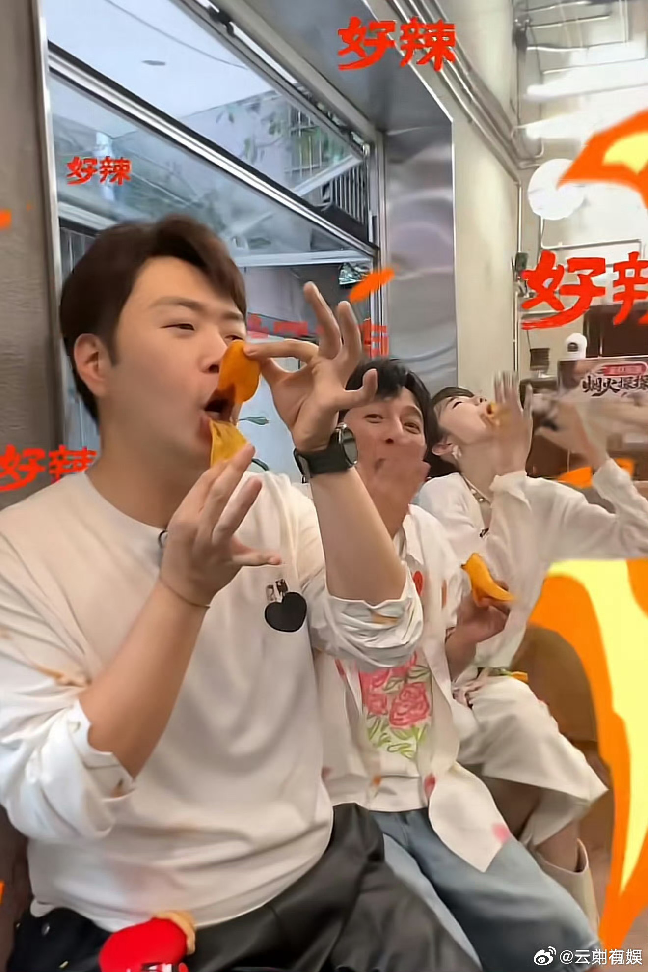 李维嘉张艺凡在贵州吃出表情包贵州地道美食果然藏着惊喜，李维嘉张艺凡吃下虾酸的瞬间
