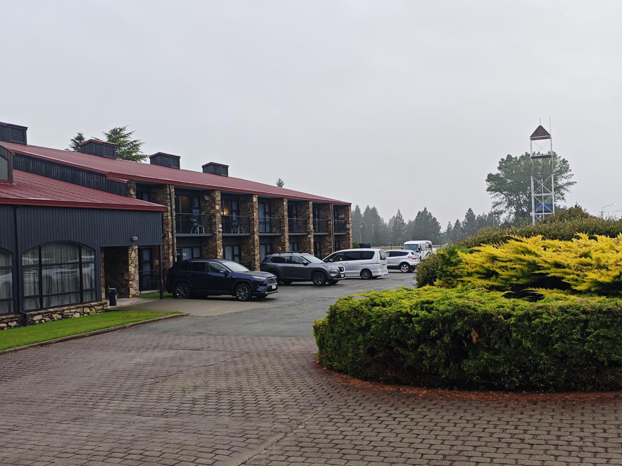 温顺的羊驼

南岛之旅的最后一晚，我们住宿的酒店外观上就像中国古代的车马店，马导