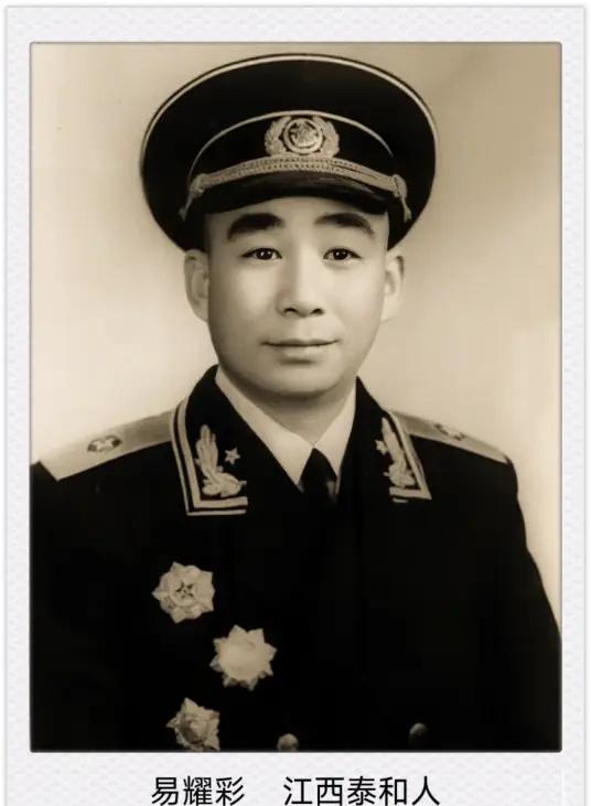 1957年，江西泰和，开国少将易耀彩回乡扫墓，意外看到老宅门前有人劈柴、院中干净