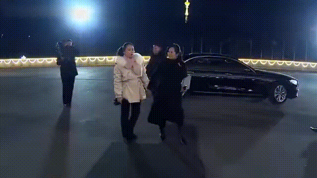 玄姐领着独生女来了新年晚会现场