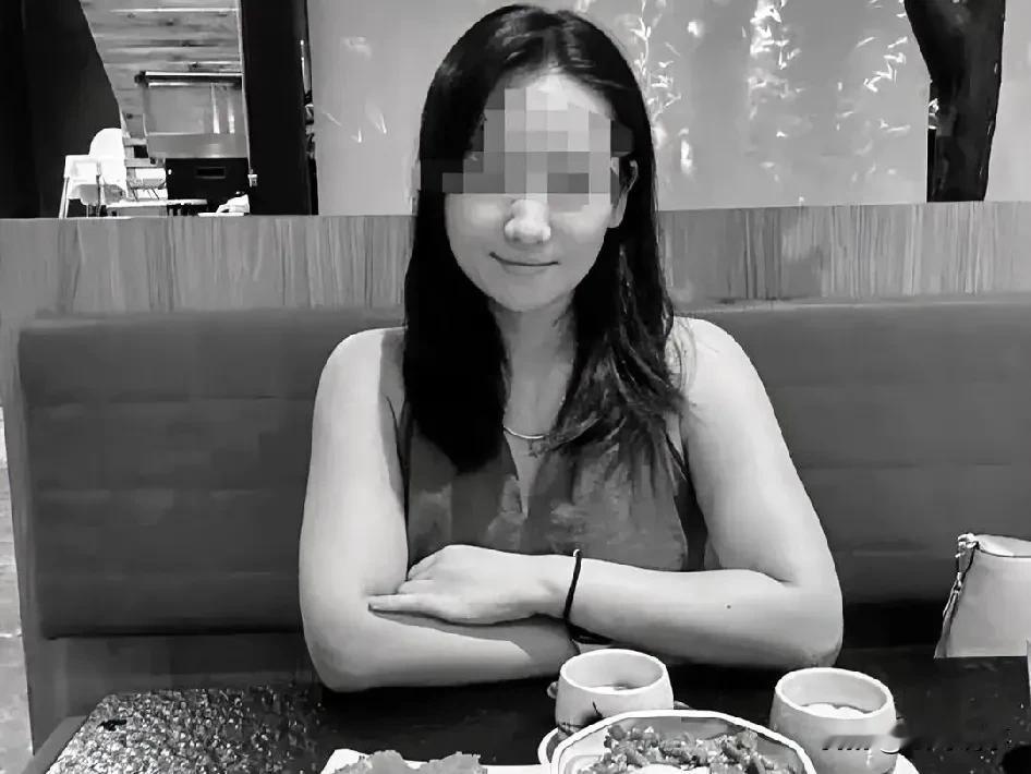 27岁女游客在三亚疑遭蛇咬后不幸去世，家属质疑首诊医院救治不当，引发广泛关注。