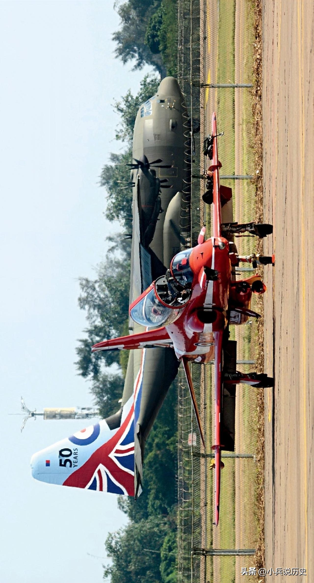 “鹰”与“大力神”
第16届珠海航展开幕前，首次来华表演的英国皇家空军“红箭”飞