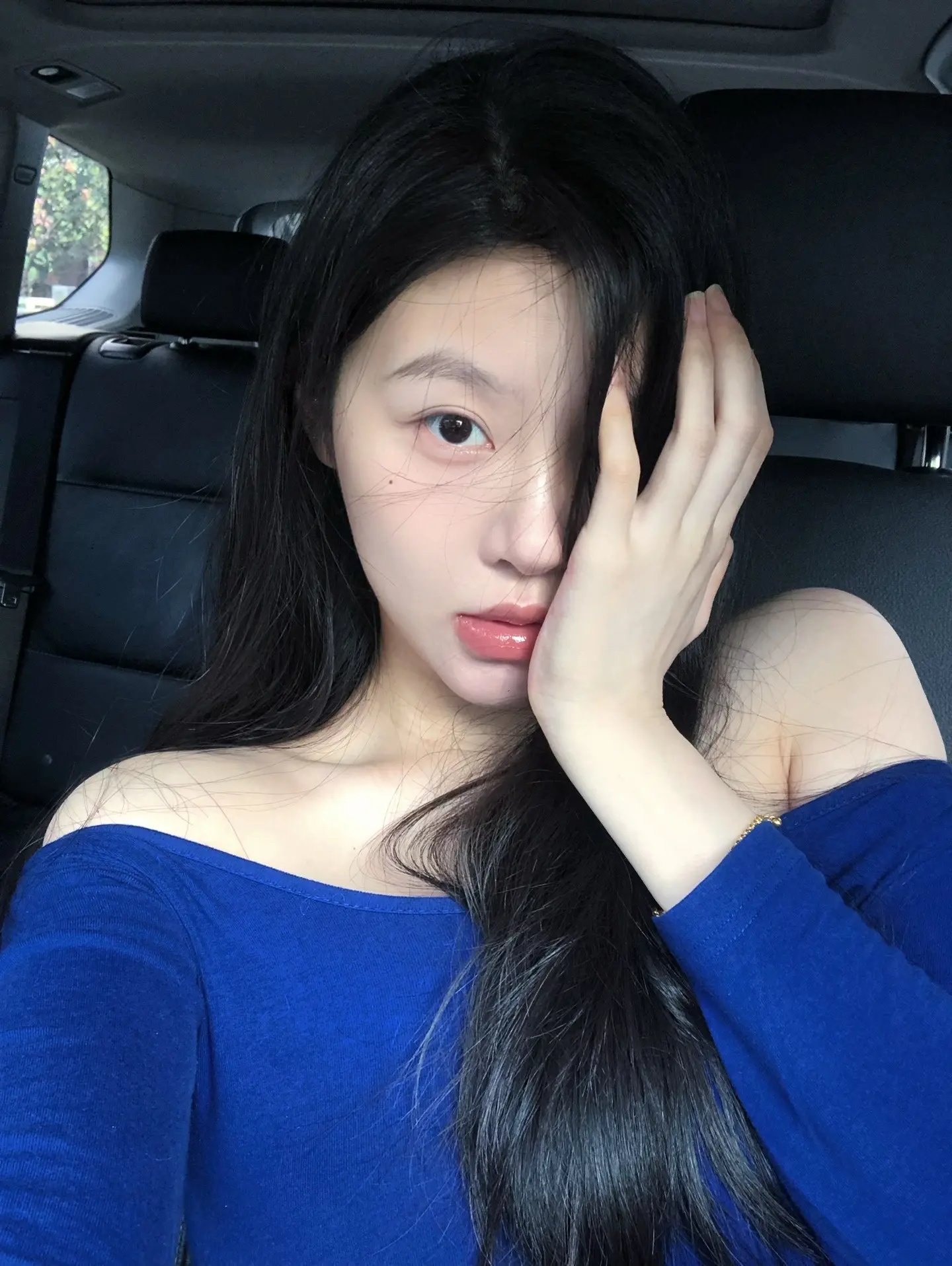 温柔的尽头是低饱和镜面唇釉。