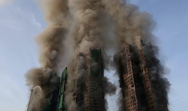 高层建筑防火间距至少13米，从这张图看，这两栋楼间距应该符合最低标准了，那火势是