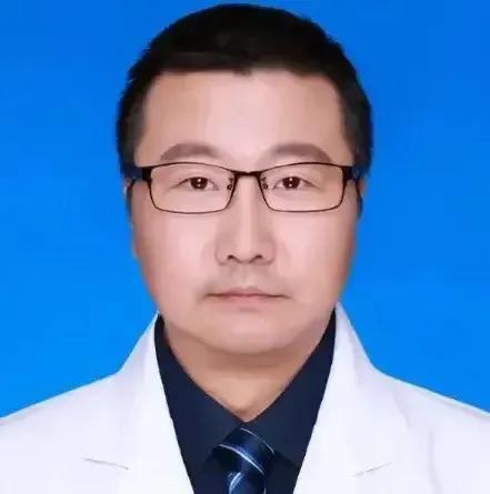 这个故事确实非常感人。江苏南京的这位肿瘤医院医生名叫席玮，他不仅没有收取病人的红