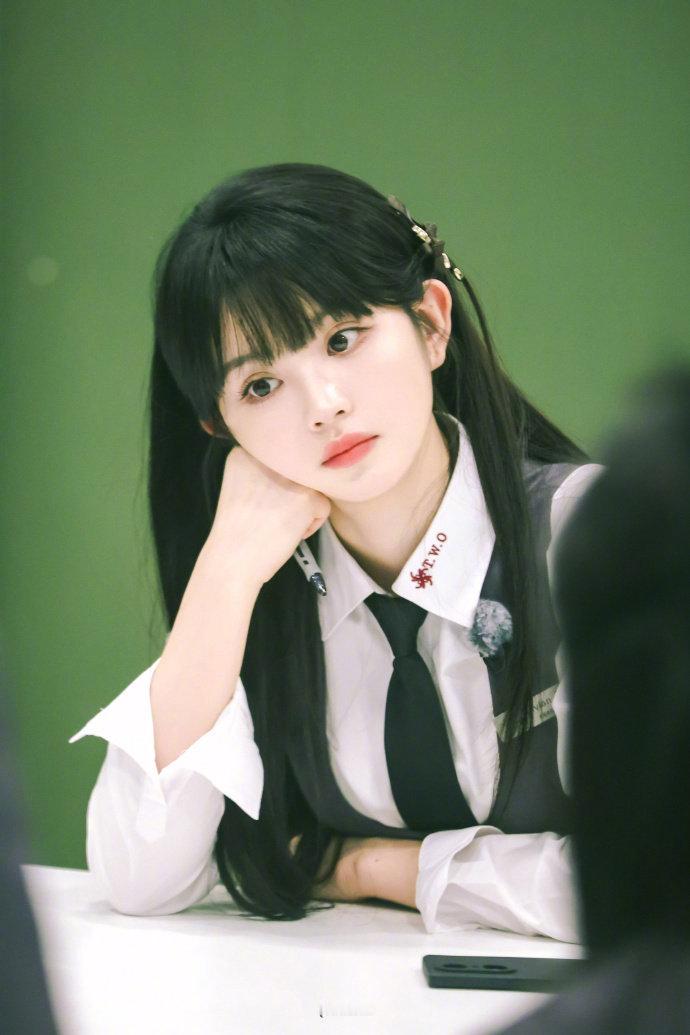 田曦薇女子推理社上班造型 