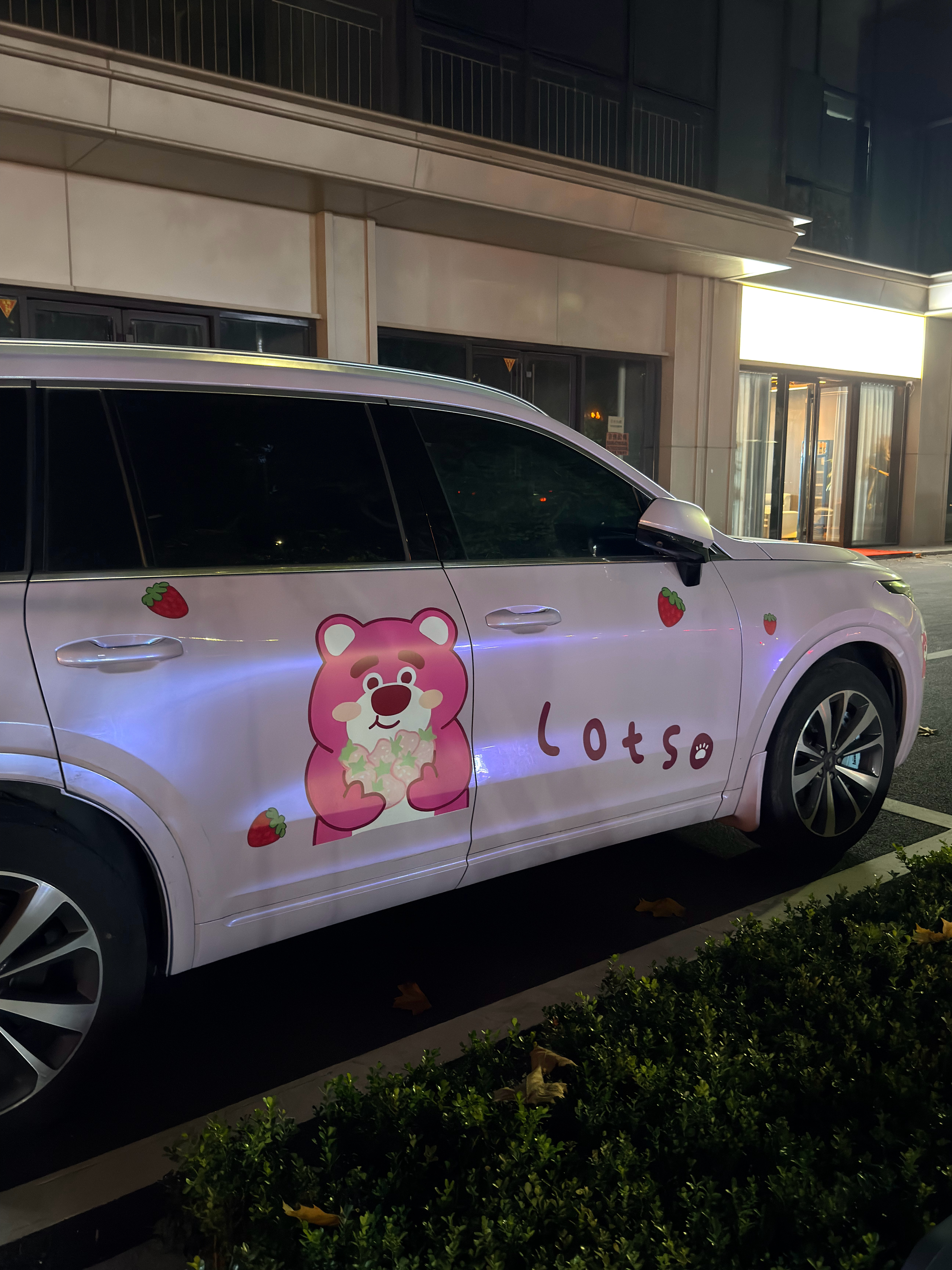 你有没有发现，现在买车的人越来越“任性”了？有人为了小米YU7的内饰灯光，硬是多