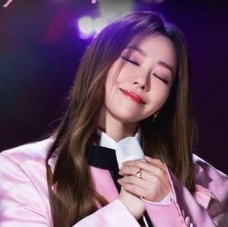 张靓颖《我所知道的修辞手法》直拍里，她的舞台张力太绝了！歌声清亮有穿透力，每个眼