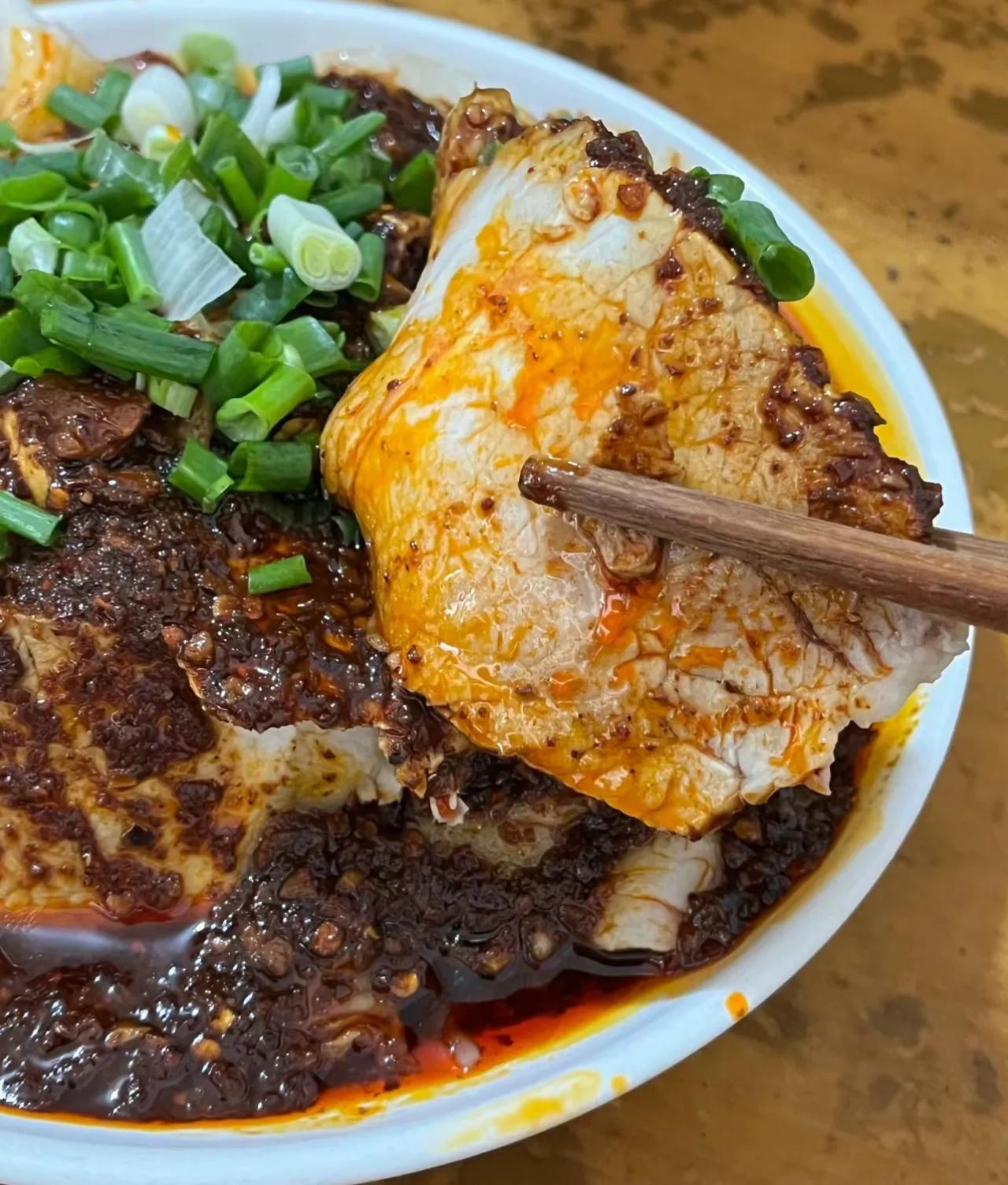 我说重庆消费低，生活幸福指数高，最便宜的菜六块钱，大部分都¥10以内，大鱼大肉分