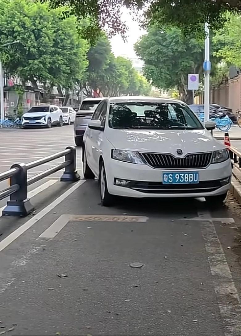 如果你是一个东莞的朋友，在下班的时候遇到这样的问题，该如何解决
非机动车道上遇到