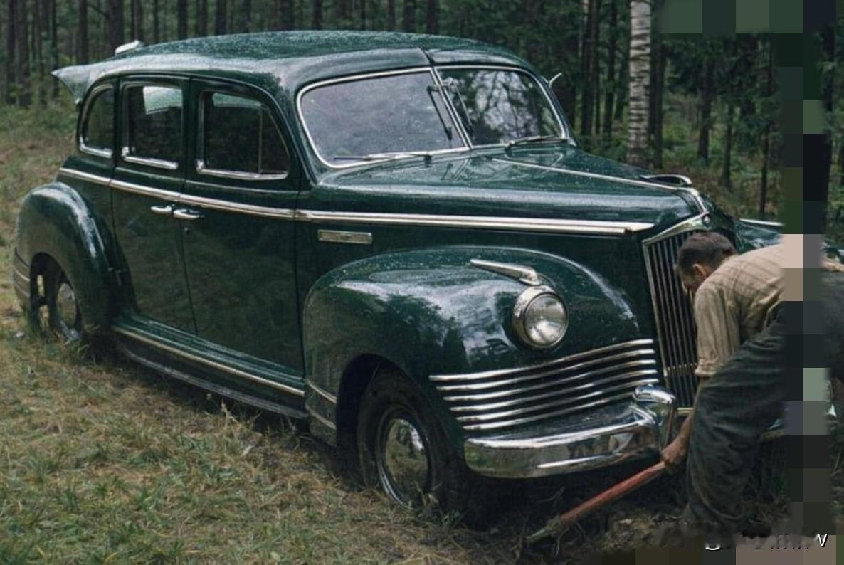 上世纪七十年代，苏联汽车工业为了解决军队高级指挥员的乘用车问题，开发了具有防弹功